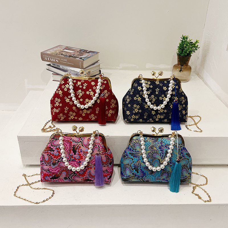 Tiktok popularity meta l chain pearl ladies sling doctor bag Wholesale lady's purses clutch bag Girl's evening bag with tassel