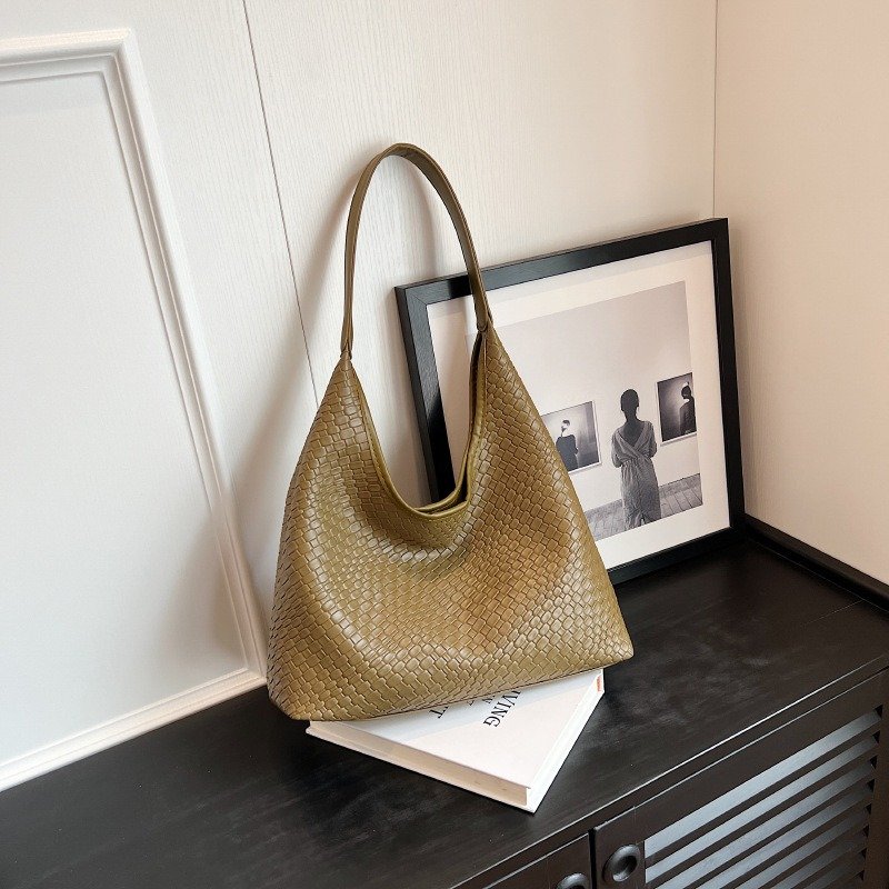 Fashionable woven trendy tote bag with minimalist and niche design, armpit bag with a stylish and large capacity shoulder bag