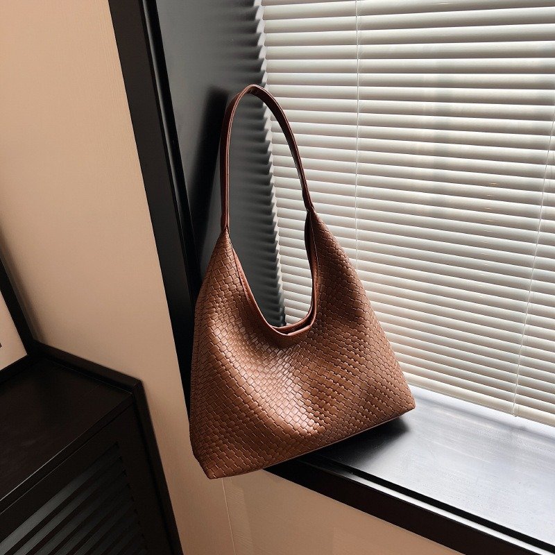 Fashionable woven trendy tote bag with minimalist and niche design, armpit bag with a stylish and large capacity shoulder bag