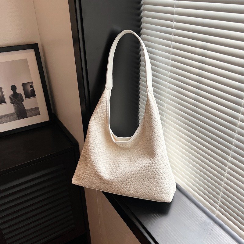 Fashionable woven trendy tote bag with minimalist and niche design, armpit bag with a stylish and large capacity shoulder bag