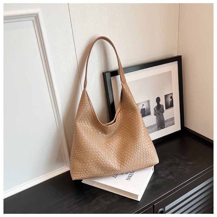 Fashionable woven trendy tote bag with minimalist and niche design, armpit bag with a stylish and large capacity shoulder bag
