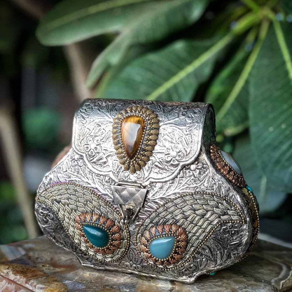 Female Party Handmade Embossed Brass Vintage Clutch Purse Evening Bag Silver stone decoration