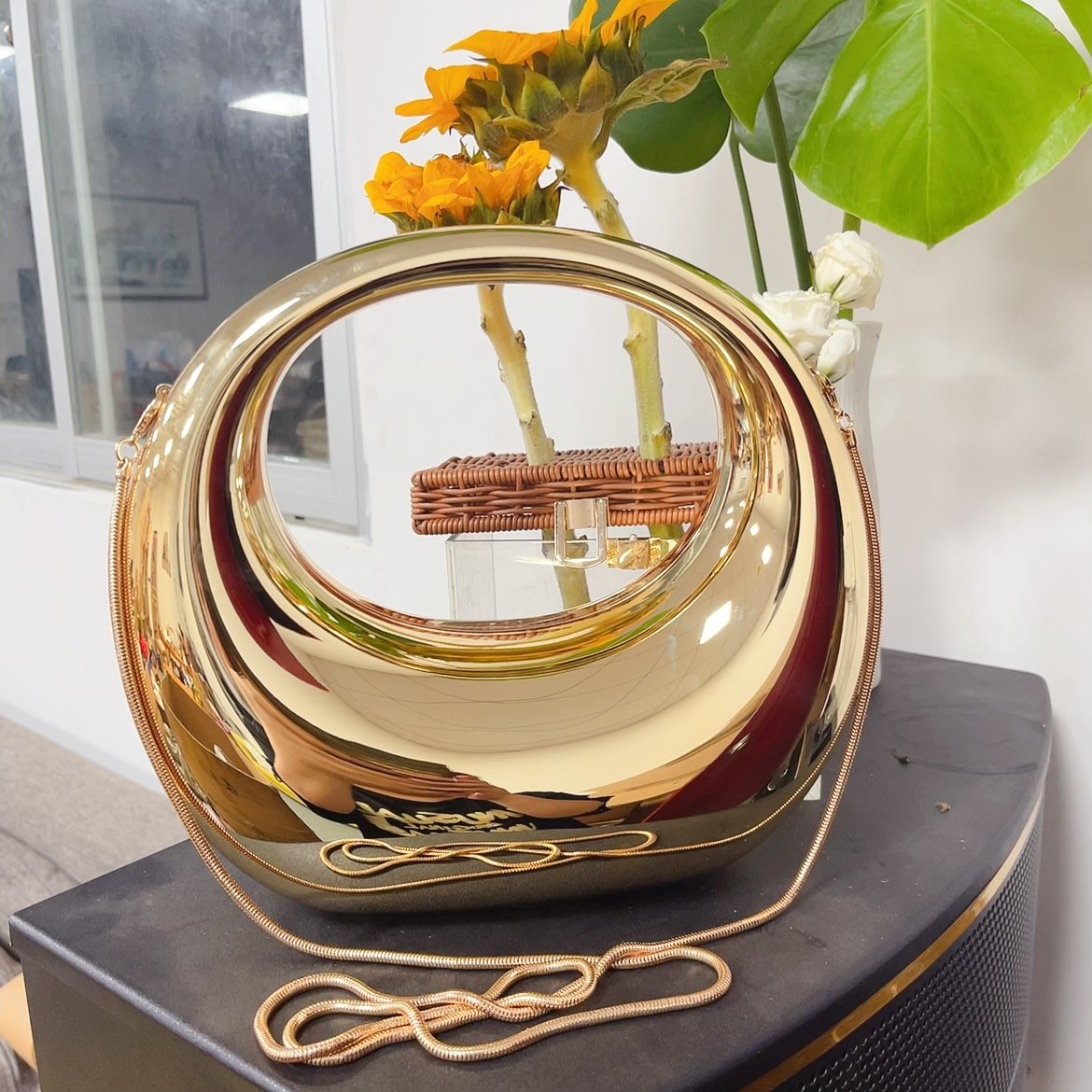 2024 Hot Selling Transparent Chain Bag Luxury Evening Bag Half Moon Acrylic Purse Bag For Ladies