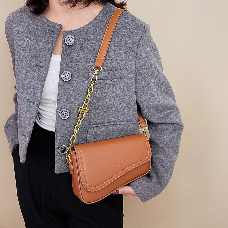 New design crossbody bag with chain with metal lock Fashion Trend PU Leather Retro Handbag Casual Messenger Evening Bag Girls