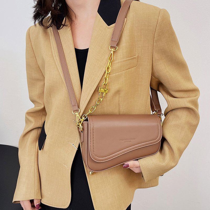 New design crossbody bag with chain with metal lock Fashion Trend PU Leather Retro Handbag Casual Messenger Evening Bag Girls