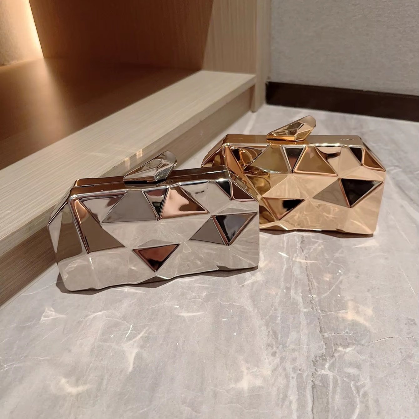 RB402 Fashion Luxury Gold Metal Clutch Handbag Special Shape Women's Clutches Purse Party Women Evening Bags