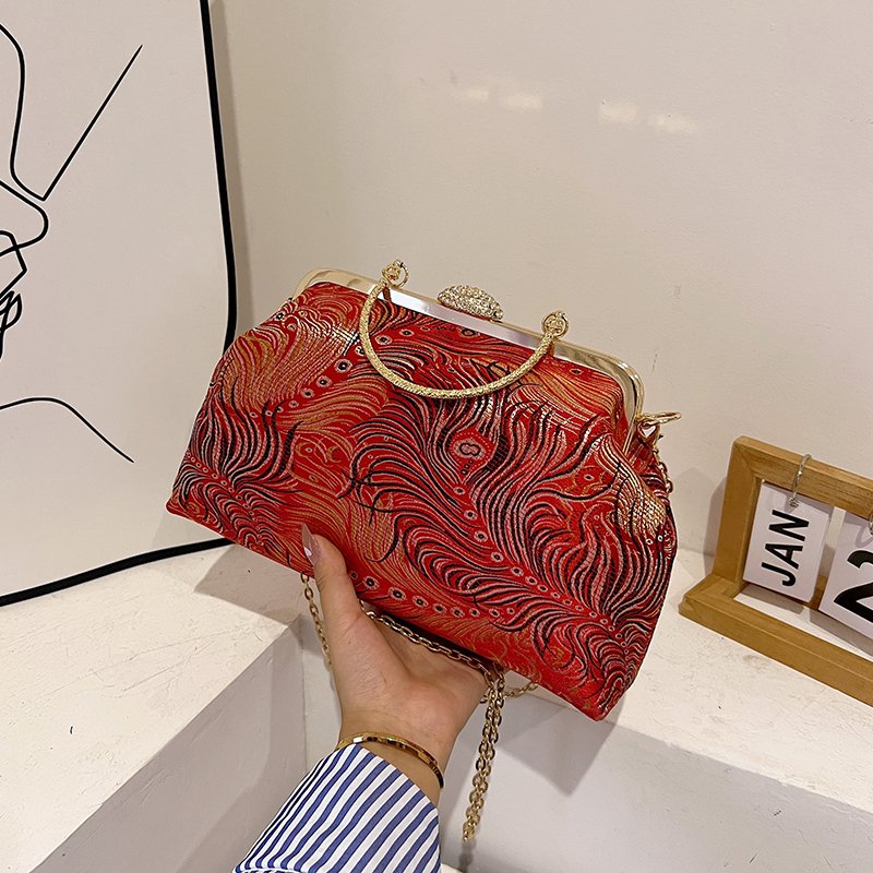 Baigou Wholesale lady's embroidery purses New fashion metal chain sling cosmetic bag Women elegant clutch bag Girl's evening bag