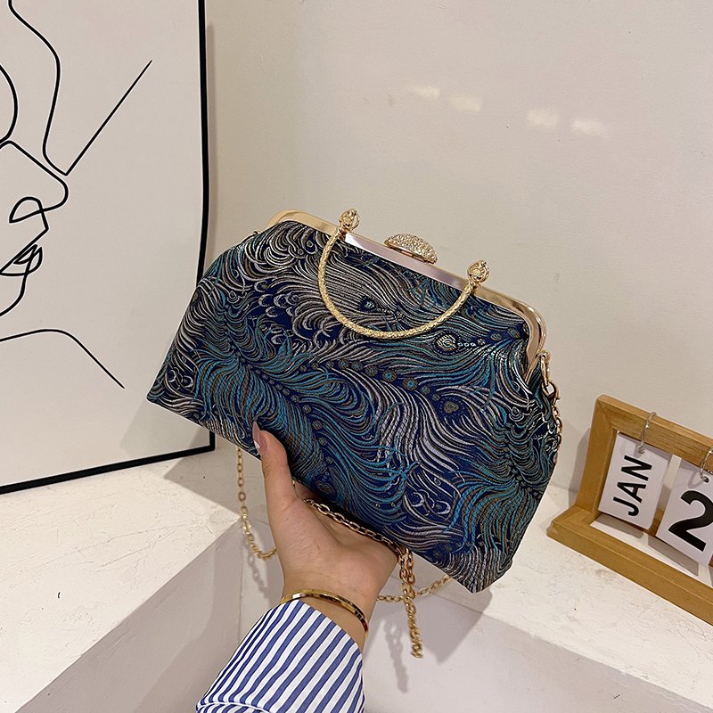 Baigou Wholesale lady's embroidery purses New fashion metal chain sling cosmetic bag Women elegant clutch bag Girl's evening bag