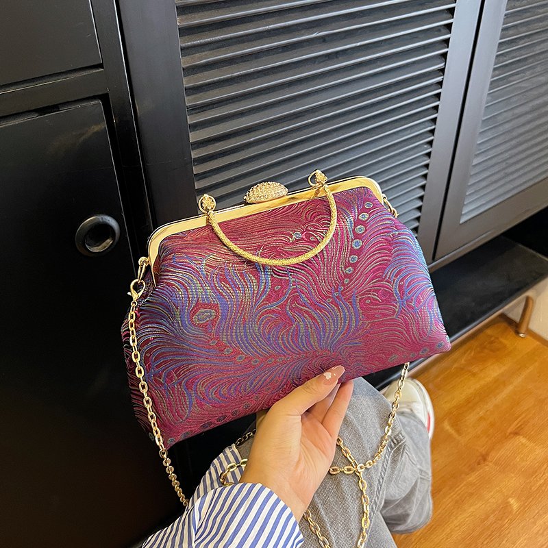 Baigou Wholesale lady's embroidery purses New fashion metal chain sling cosmetic bag Women elegant clutch bag Girl's evening bag