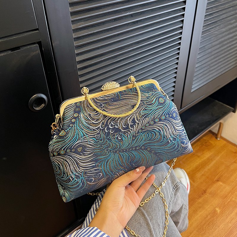 Baigou Wholesale lady's embroidery purses New fashion metal chain sling cosmetic bag Women elegant clutch bag Girl's evening bag