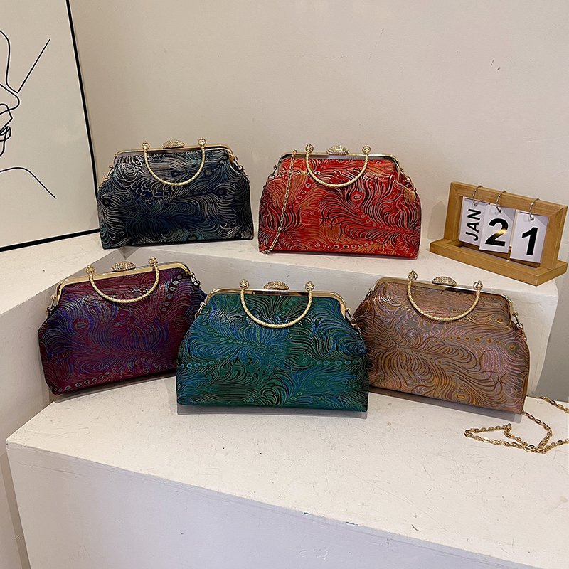 Baigou Wholesale lady's embroidery purses New fashion metal chain sling cosmetic bag Women elegant clutch bag Girl's evening bag