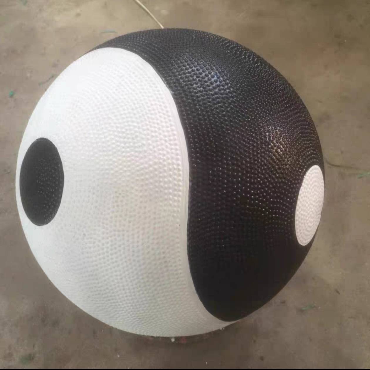 Black and white 1kg diameter 22cm