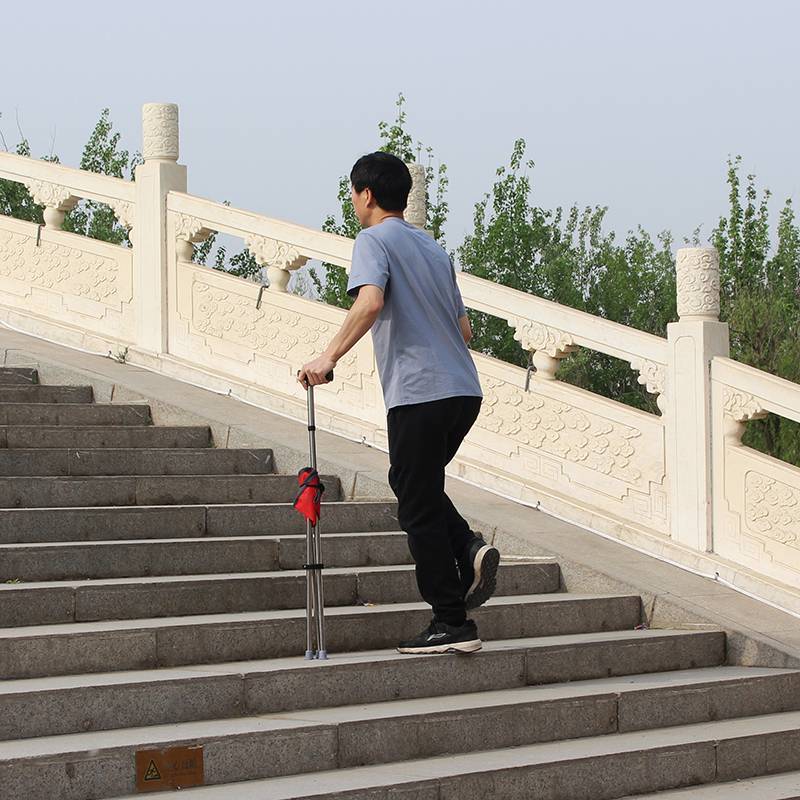 Outdoor climbing mountain climbing can retract and fold straight crutches.