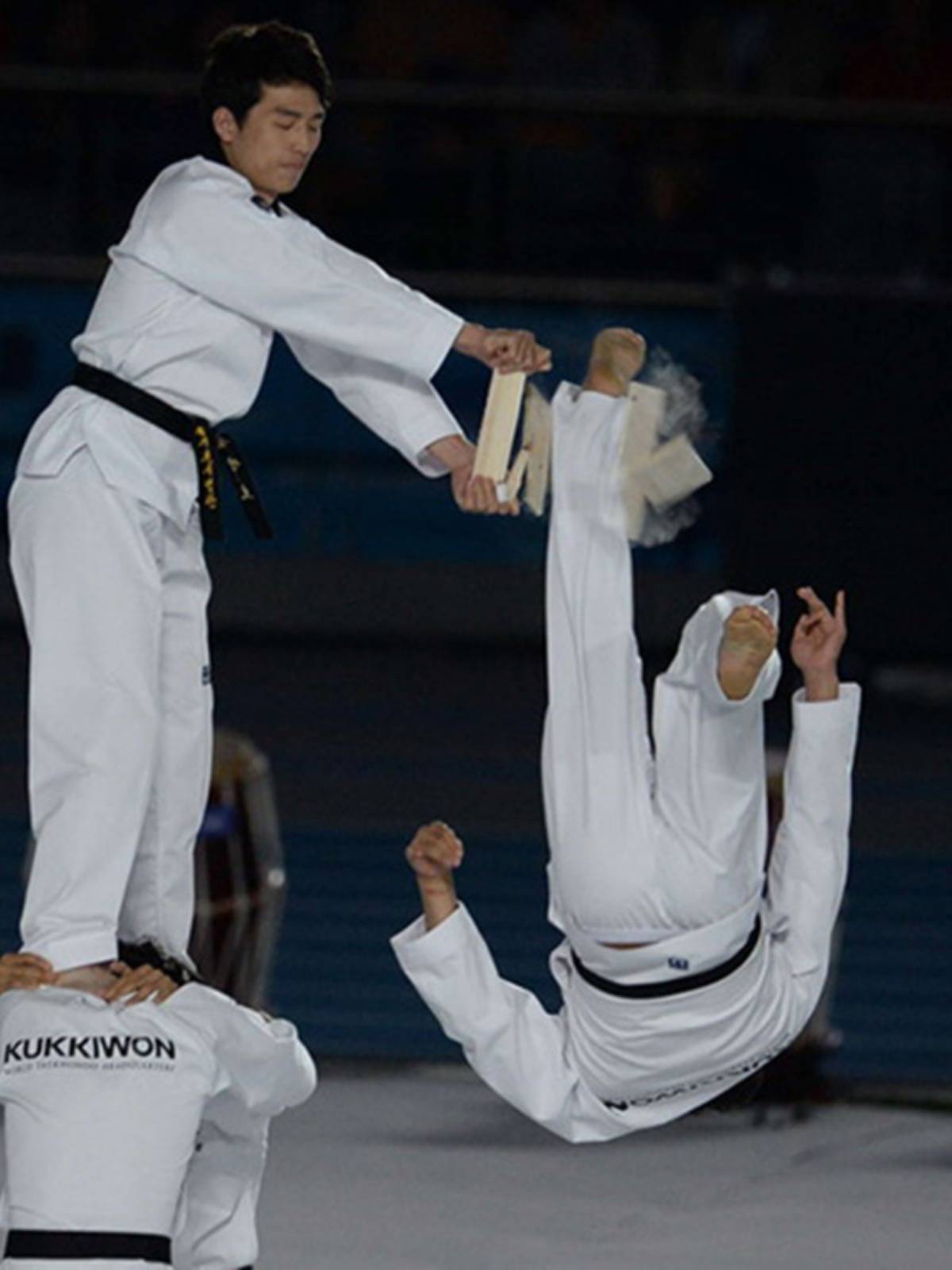 Taekwondo wooden board children's test board adult expansion training split kick breaks dedicated Tongmu road board