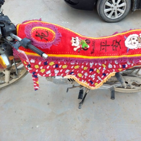 Red integrated seat sleeve