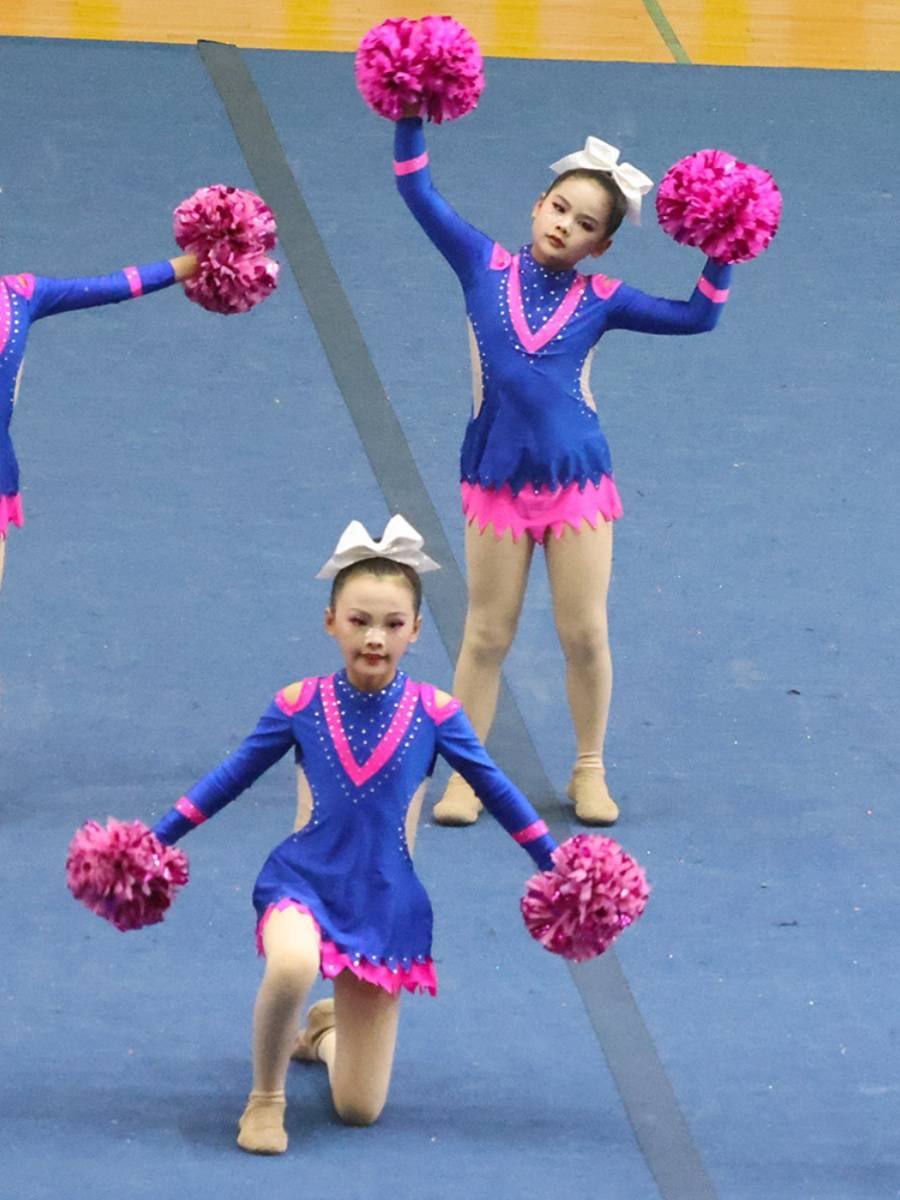 Customize the lesbian-paste cheerleading team for the 24 new students in the gymnasium