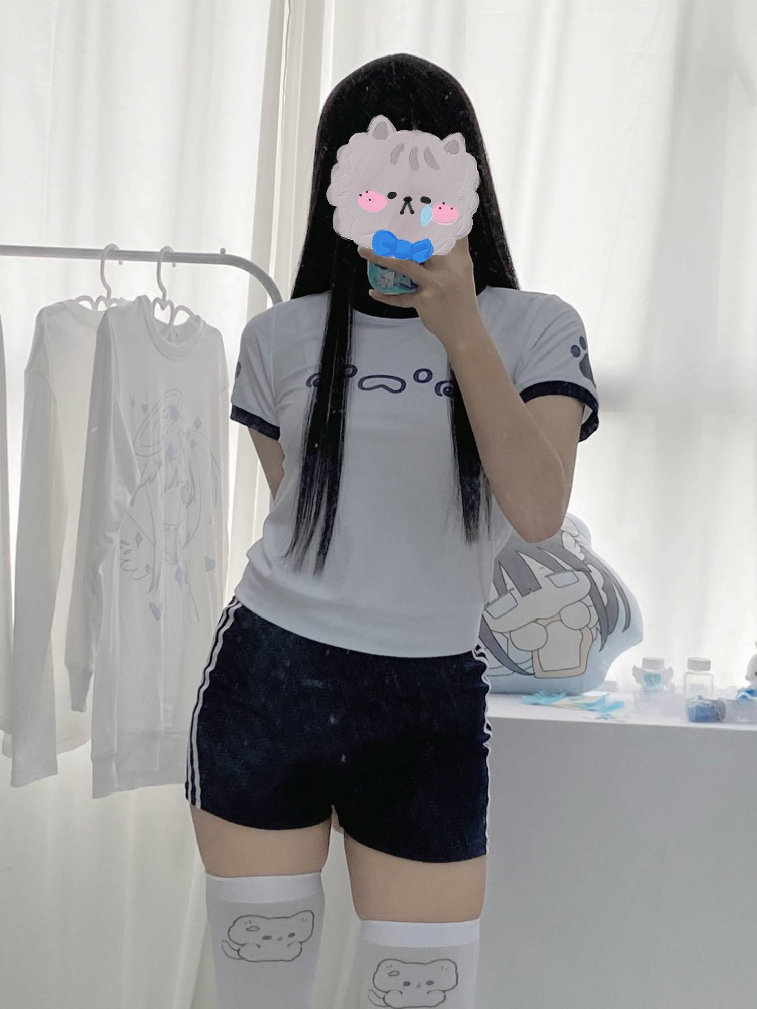 Little Yako, a tan-written gymnasium, a cat's claw-printed swimsuit