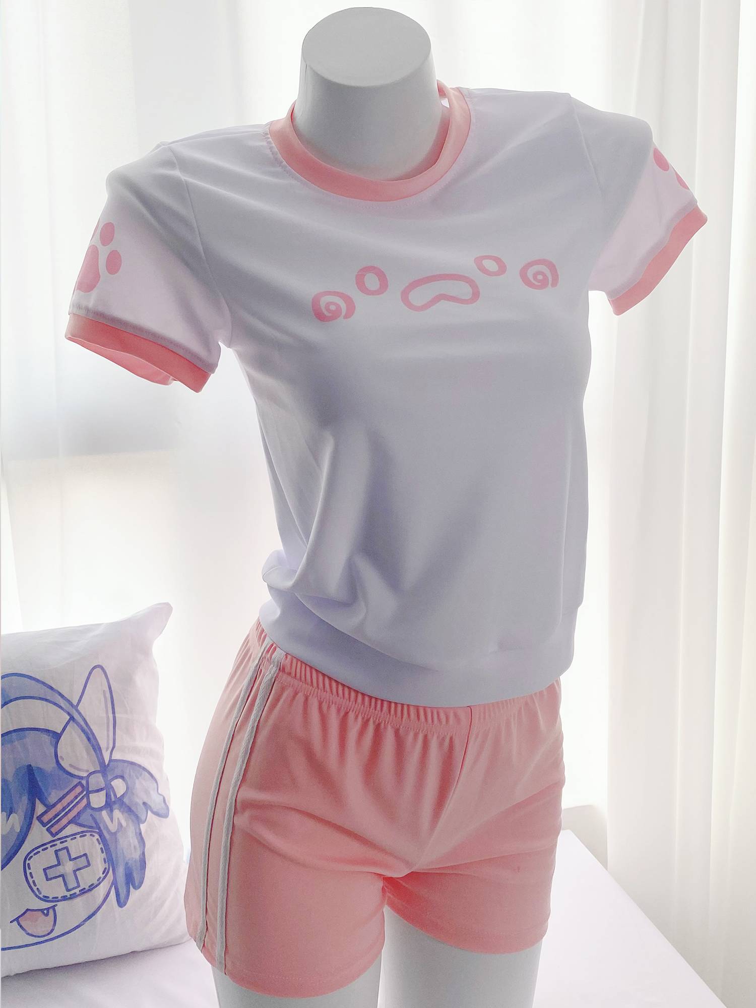 Little Yako, a tan-written gymnasium, a cat's claw-printed swimsuit