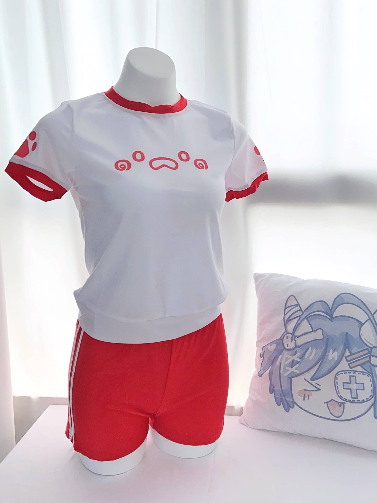 Little Yako, a tan-written gymnasium, a cat's claw-printed swimsuit