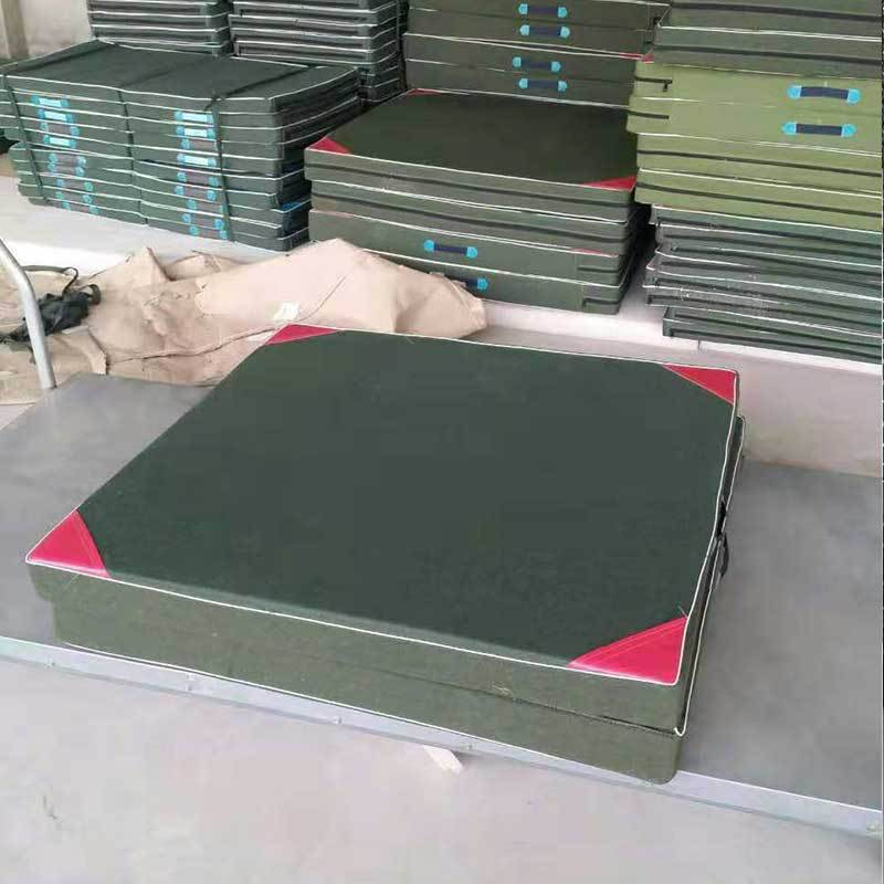 Gymnasium mat with a thick folding pad on top of the gymnasium gymnasium training