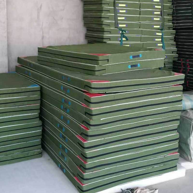 Gymnasium mat with a thick folding pad on top of the gymnasium gymnasium training