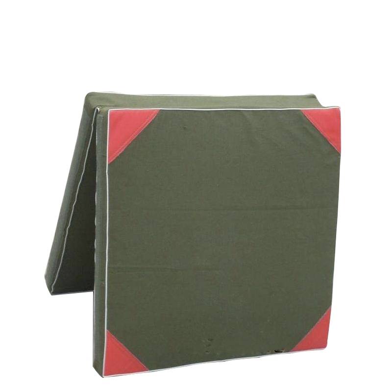 Gymnasium mat with a thick folding pad on top of the gymnasium gymnasium training