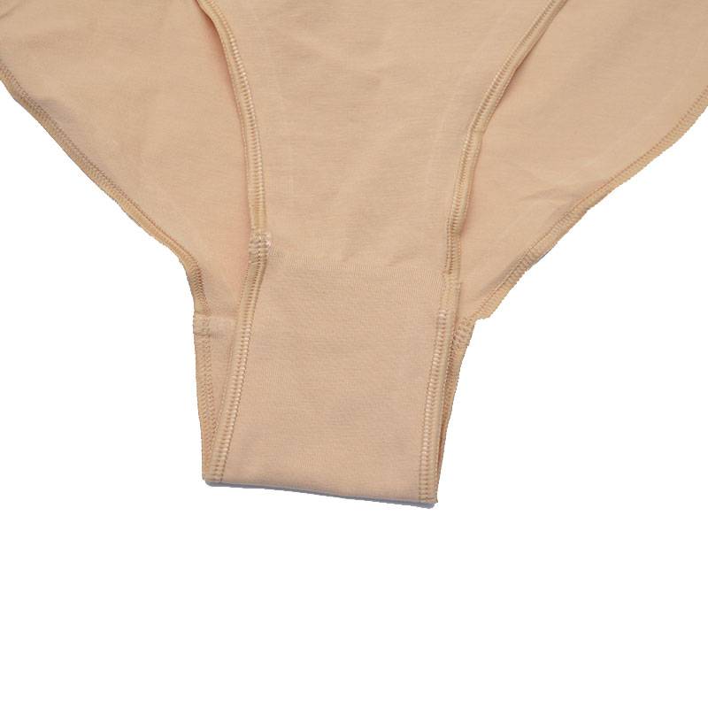 I'm a child and a girl with a thong and gymnasium suit for ballet