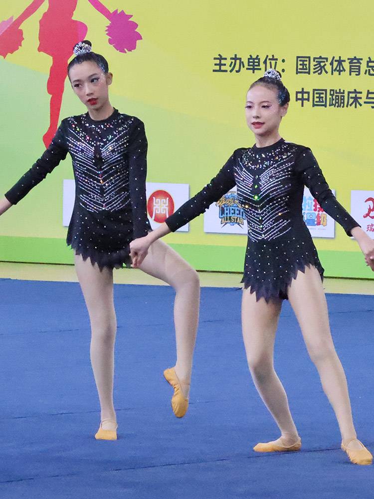 Customize the lesbian-paste cheerleading team for the 24 new students in the gymnasium
