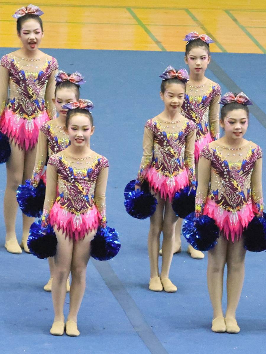 Customize the lesbian-paste cheerleading team for the 24 new students in the gymnasium