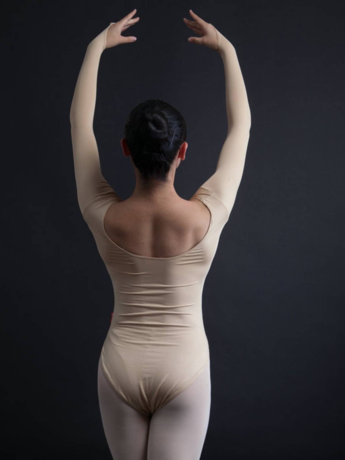 A long-sleeved tweezer with a tweed-skinned, tweed-skinned, fall and winter gymnast stage