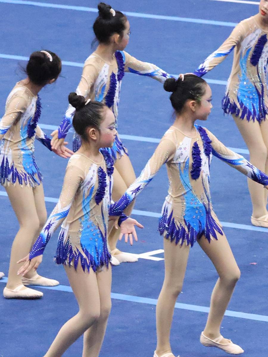 Customize the lesbian-paste cheerleading team for the 24 new students in the gymnasium