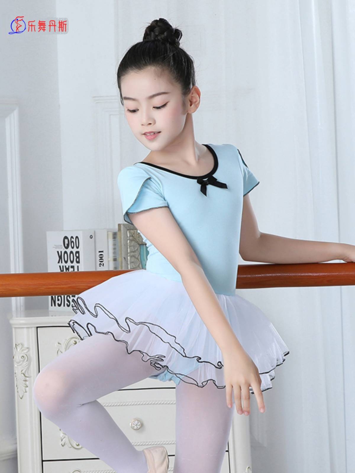 Children's dance girls practiced trotting gymnastics in summer