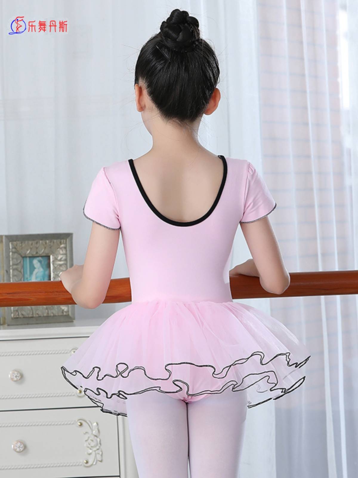 Children's dance girls practiced trotting gymnastics in summer
