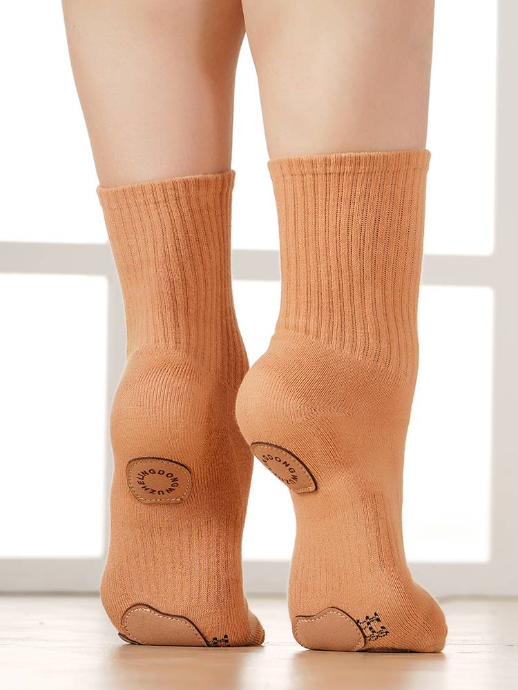 With the bottom of modern-day dance socks, a skating classical dance, sock-proof, sock-and-breathed middle