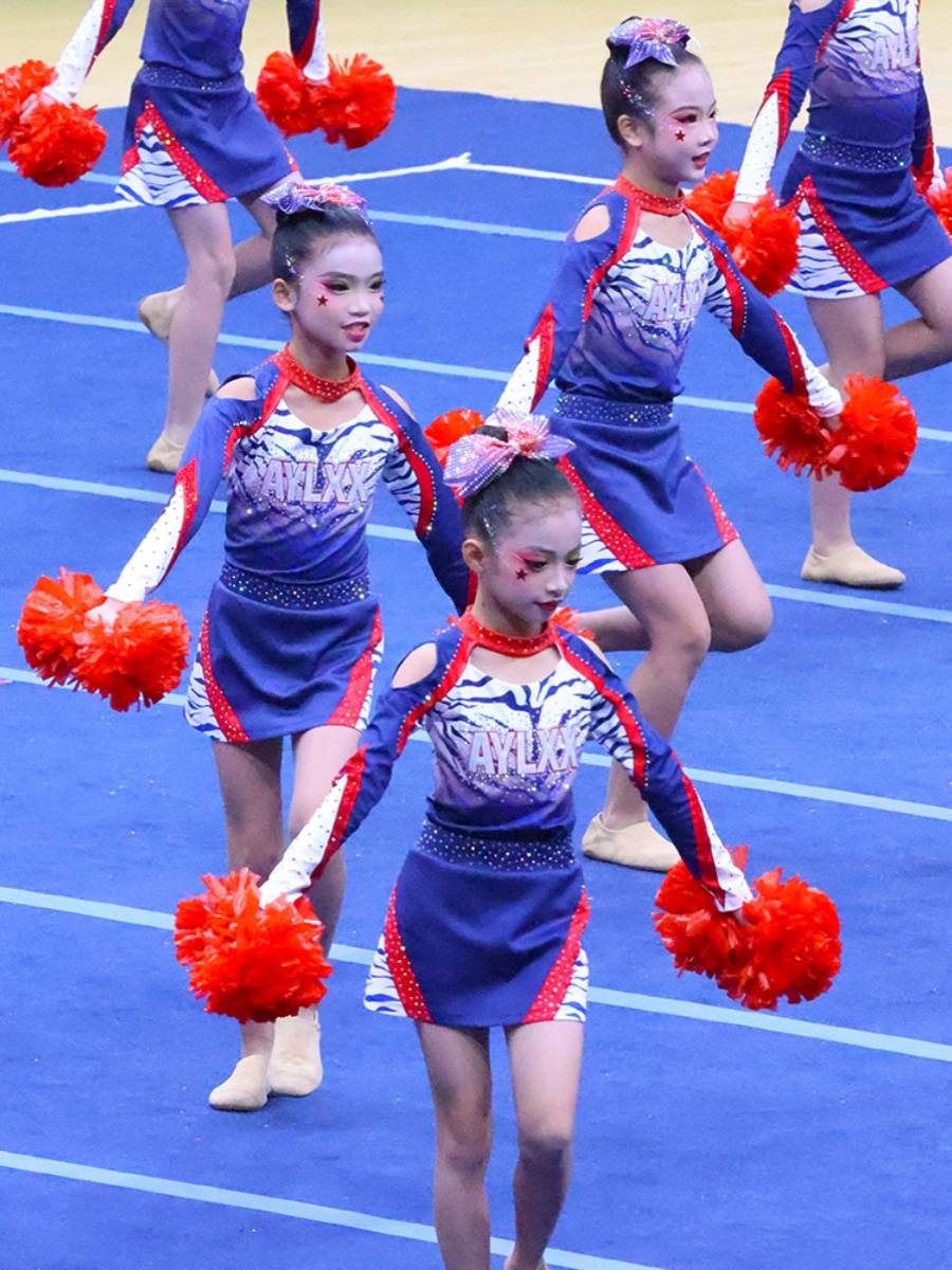 Customize the lesbian-paste cheerleading team for the 24 new students in the gymnasium
