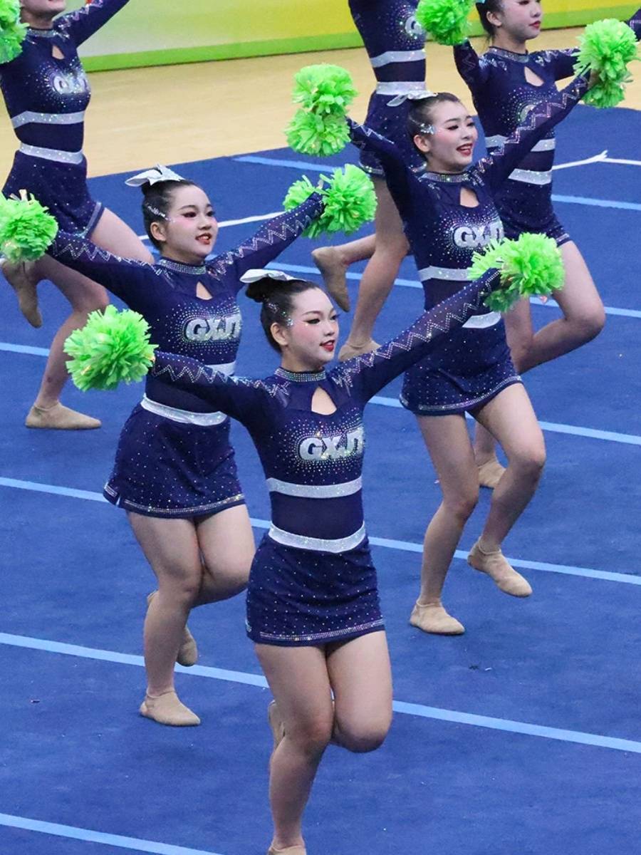 Customize the lesbian-paste cheerleading team for the 24 new students in the gymnasium