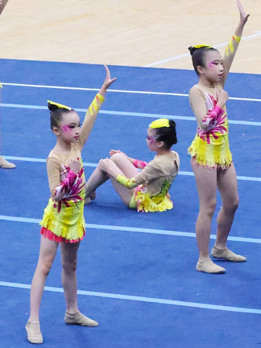 Customize the lesbian-paste cheerleading team for the 24 new students in the gymnasium