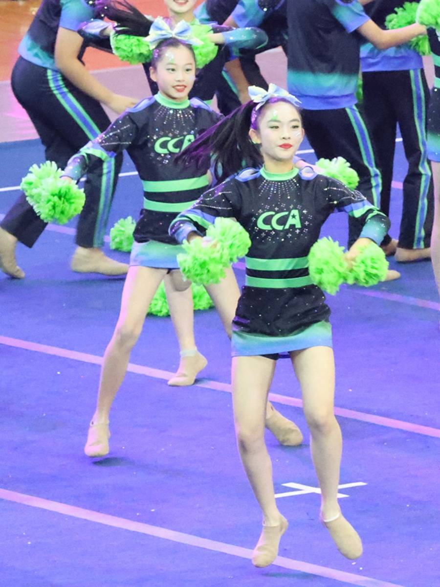 Customize the lesbian-paste cheerleading team for the 24 new students in the gymnasium