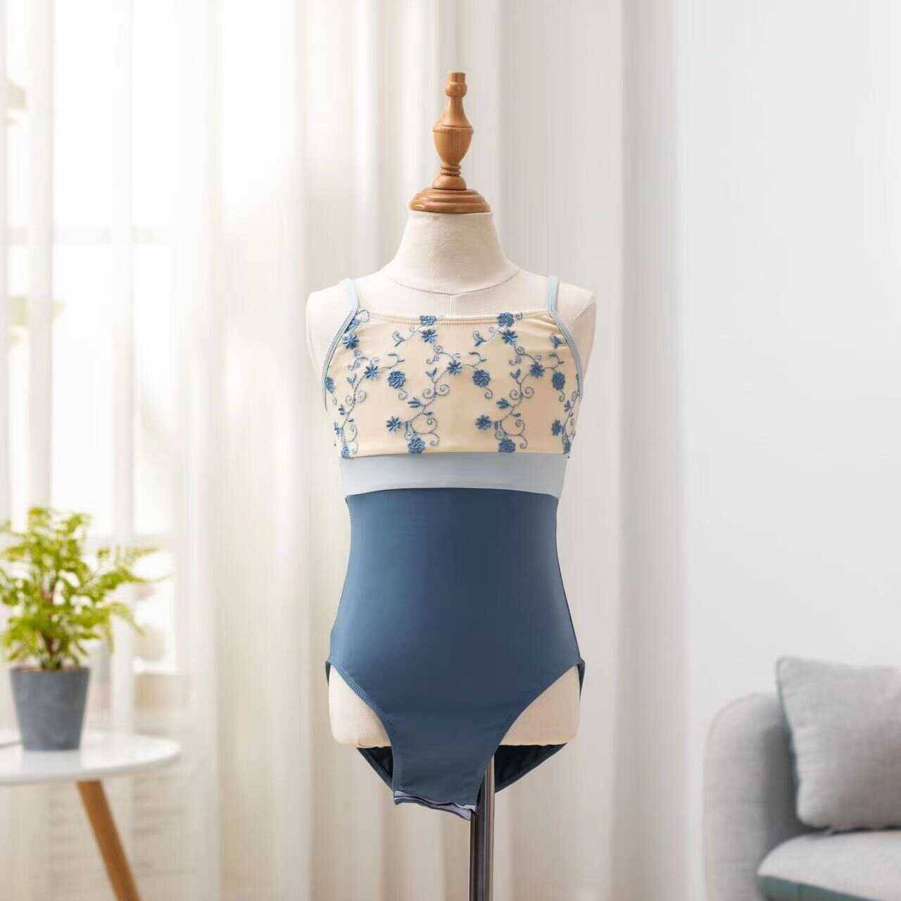 The new air-shaped clothes for ballet dances