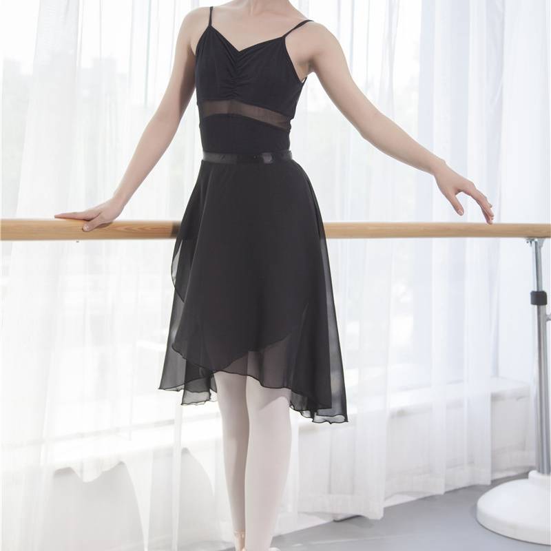 the adult ballerina with the teacher's long skirts and choreographers is a 60-cm semi-dresser