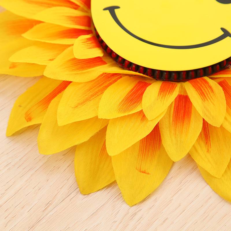 A smiley face with many layers of sunflowers, a simulation of sunflowers, a sports troupe to perform stage prop dances