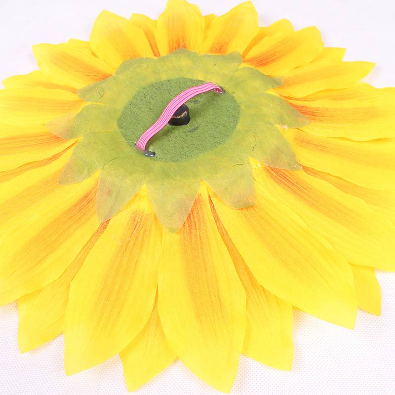 A smiley face with many layers of sunflowers, a simulation of sunflowers, a sports troupe to perform stage prop dances