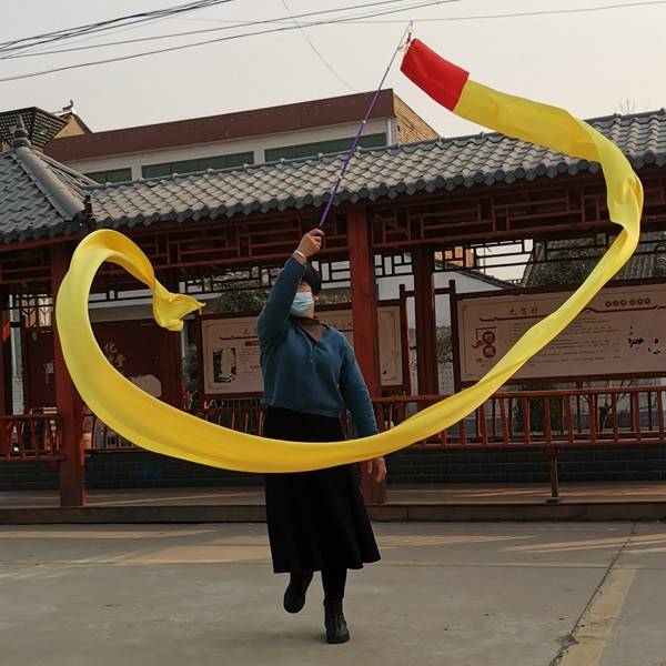 One + one yellow silk 5 metres long 48 centimeters wide
