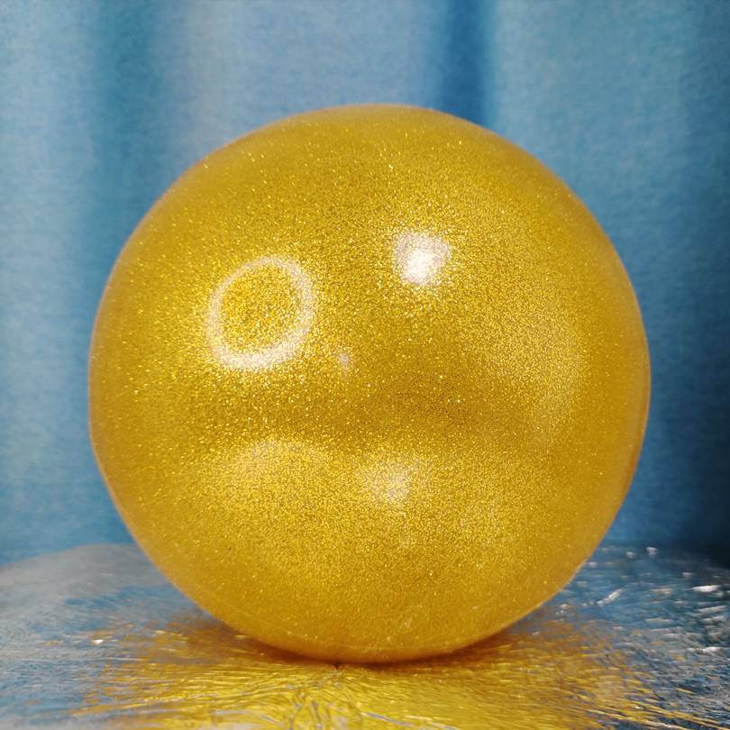 18 cm in diameter and gold