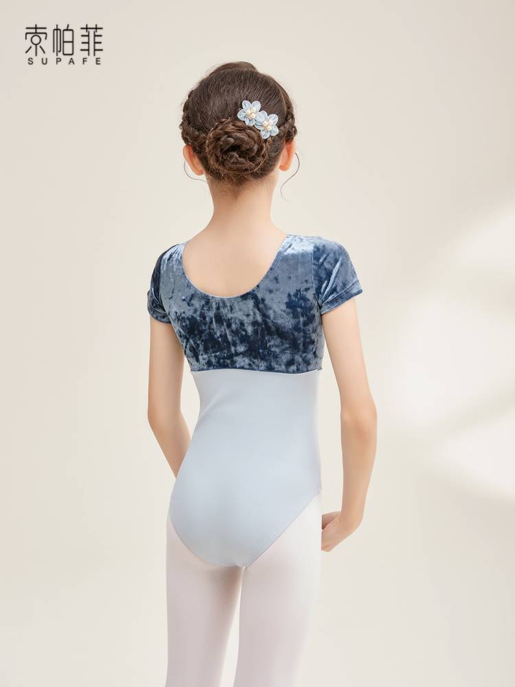 The Chinese Girls of the Short-Sleeve Dancer Ballet and Gymnasium Gymnasium Dancing
