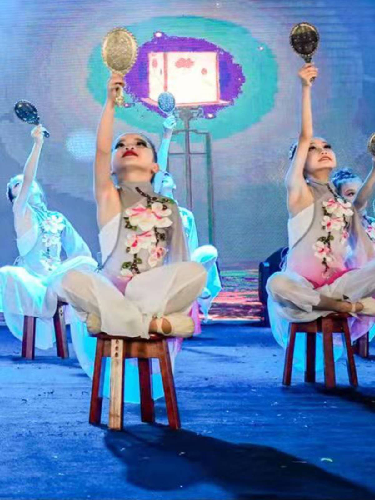 "Stools of the same classical dance choreographer"