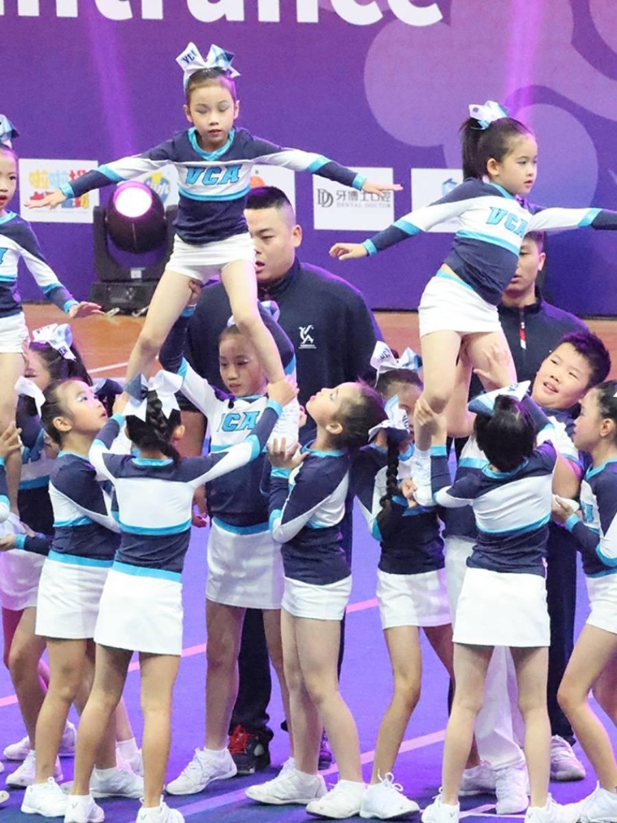 Customize the lesbian-paste cheerleading team for the 24 new students in the gymnasium