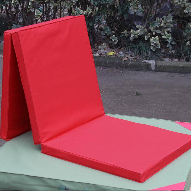 Starting up in gymnastics pads-sitting in the sitting mat, students who use a special gymnastic pad to fold the sponge pad dance pad children