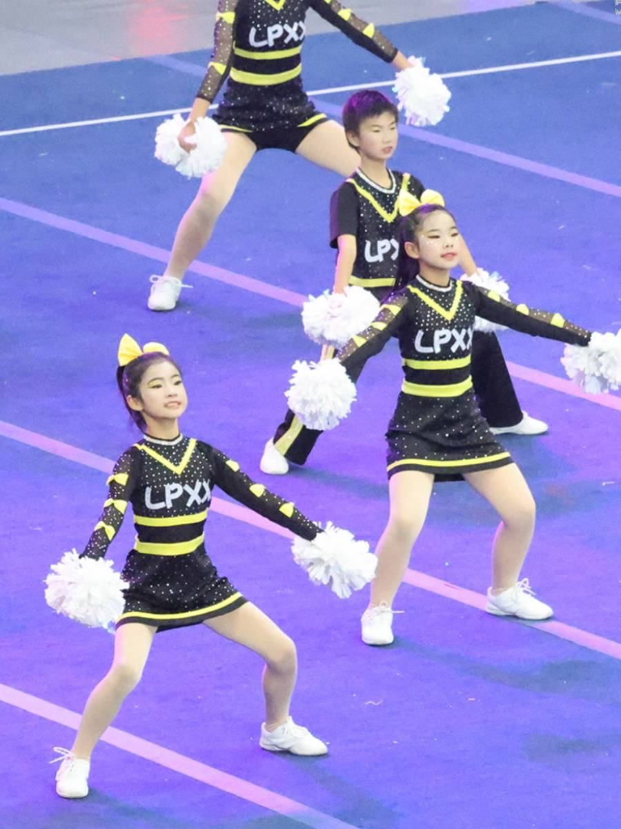 Customize the lesbian-paste cheerleading team for the 24 new students in the gymnasium