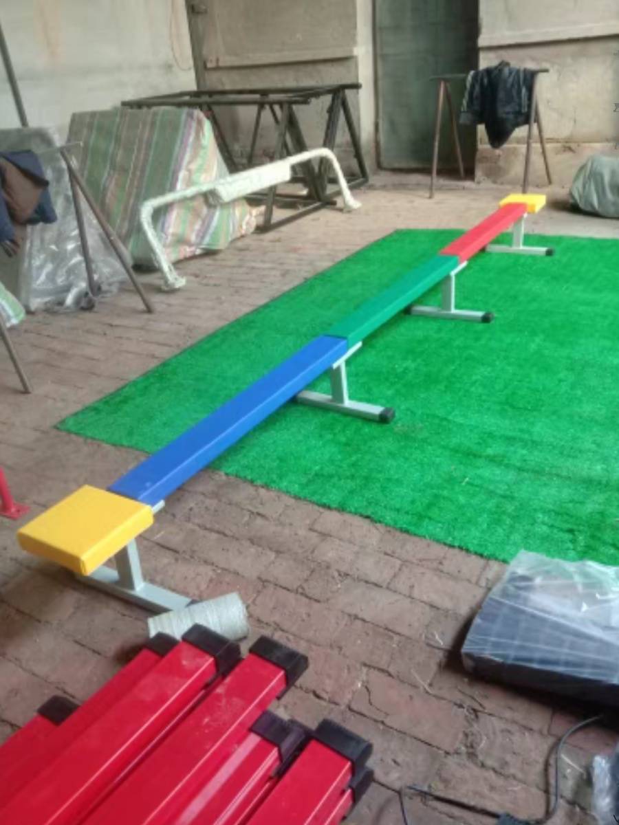 The gymnasium training test balance, the children's fitness and sensory training equipment, the wooden log bridge